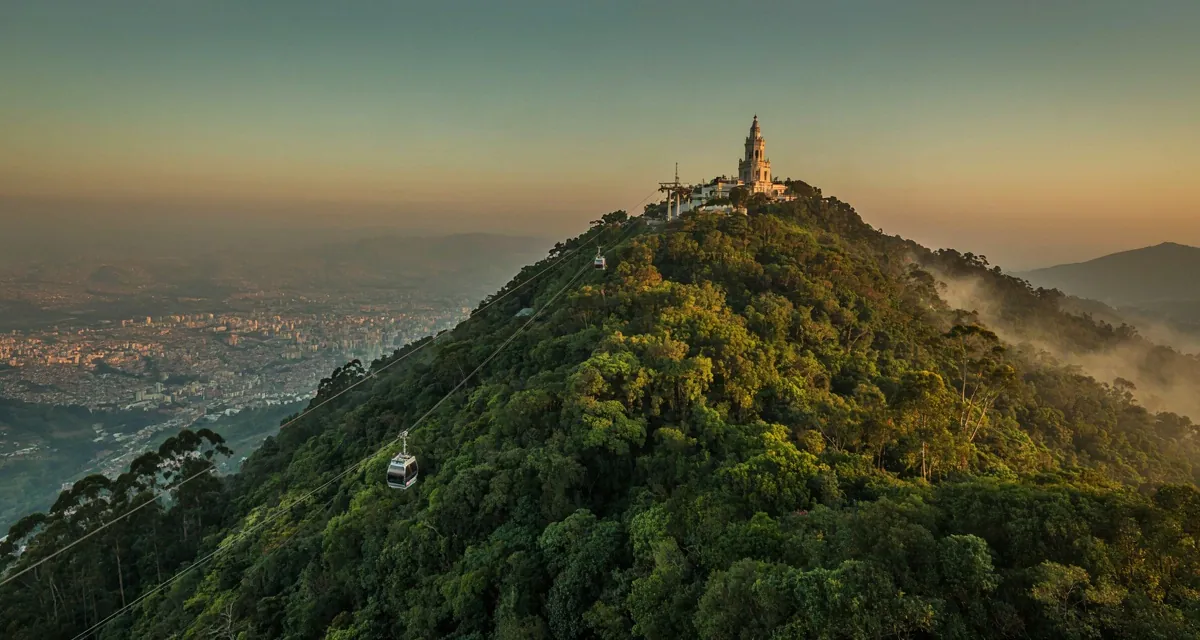 Cerro monserrate bogota 2026: teleférico y funicular subiendo al santuario del Señor Caído, con la ciudad de Bogotá y los cerros orientales al fondo